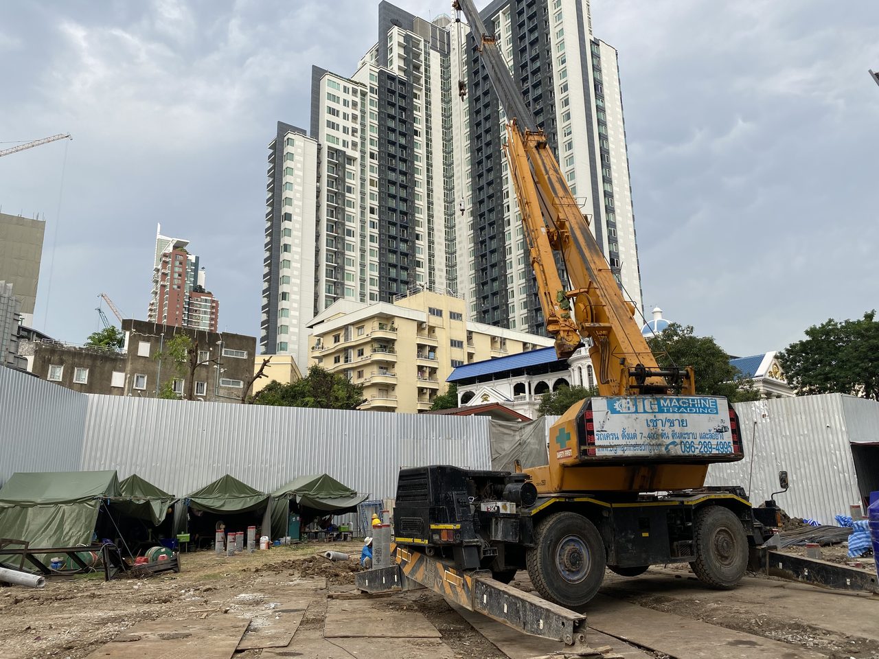 เครนล้อยาง 25 ตัน TADANO CREVO 250 ของ BIG MACHINE TRADING ทำงานหน้าไซต์ก่อสร้างคอนโดสูง ย่านสุขุมวิท 38 ทองหล่อ เห็นอาคารสูงด้านหลัง