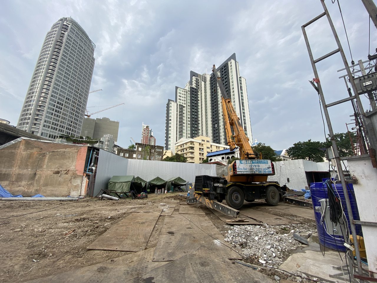 เครนล้อยาง 25 ตันของ BIG MACHINE TRADING ยืดแขนเครนสูงทำงานใกล้คอนโดสูงในย่านสุขุมวิท 38 ทองหล่อ กรุงเทพฯ