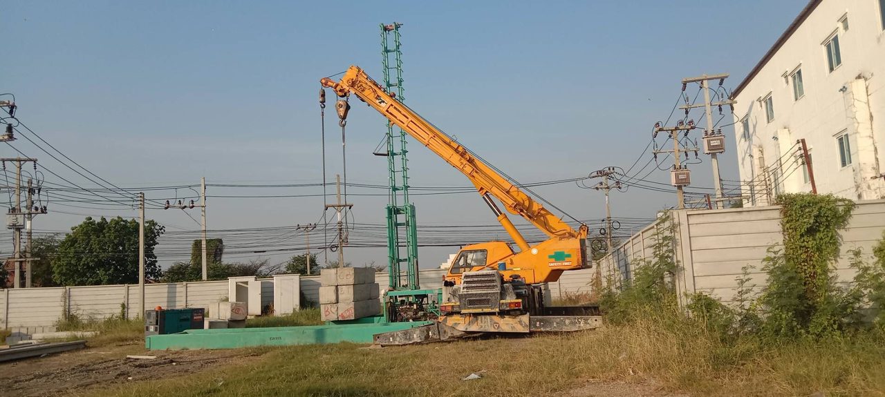 เครนล้อยาง 25 ตันของ BIG MACHINE TRADING สนับสนุนงานทดสอบการรับน้ำหนักเสาเข็ม (Pile Load Test) พิกัด 150 ตัน ย่านสุขุมวิท 76