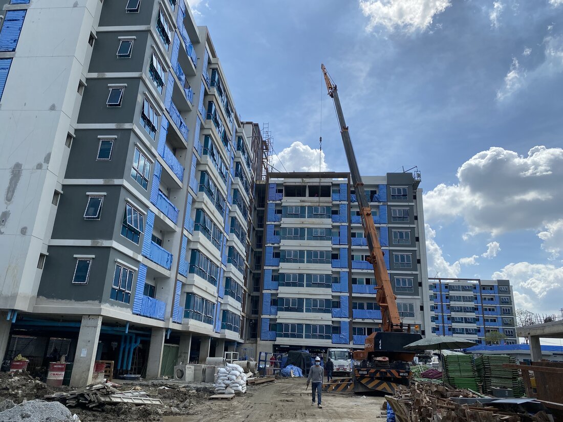 เครนล้อยาง 25 ตัน ของ BIG MACHINE TRADING ทำงานที่ไซต์ก่อสร้างคอนโดศุภาลัย ซิตี้ รีสอร์ท สุขุมวิท 107