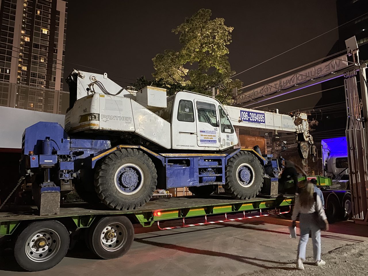 เครนล้อยาง Panther BIG MACHINE TRADING เคลื่อนย้ายเข้าไซต์งานศุภาลัย ไอคอน สาทร ช่วงกลางคืน