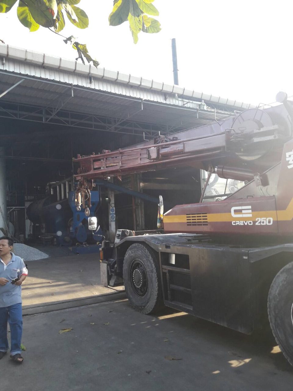 เครนล้อยาง 25 ตัน TADANO CREVO 250 ของ BIG MACHINE TRADING ยืดแขนเครนทำงานภายในโรงงานผลิตหม้อต้มไอน้ำ บริษัท ศุภชัยเจริญทรัพย์ บอยเลอร์