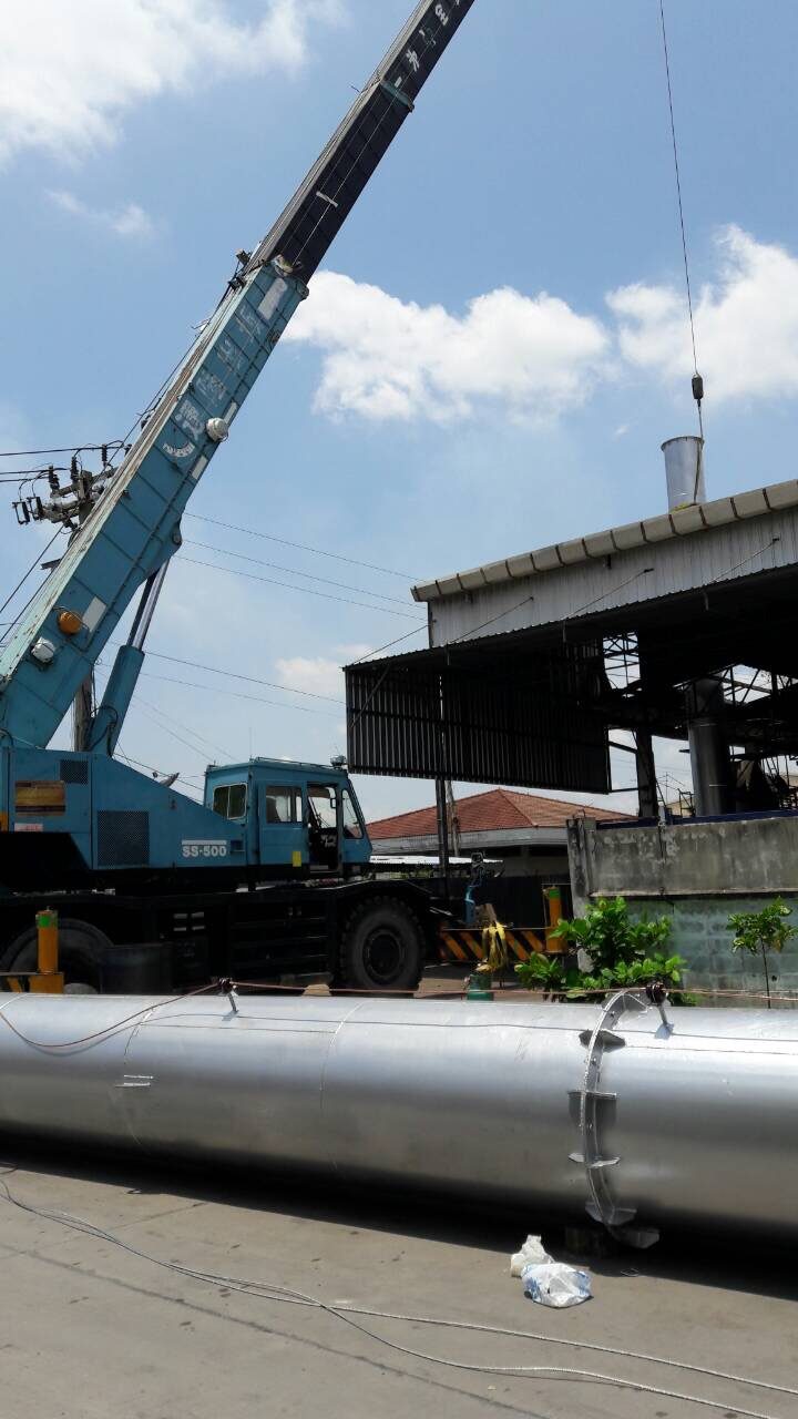 เครนล้อยาง 50 ตัน KATO SS-500 ของ BIG MACHINE TRADING ยกท่อขนาดใหญ่กลางแจ้งที่บริษัท ศุภชัยเจริญทรัพย์ บอยเลอร์ บอยเลอร์ จำกัด