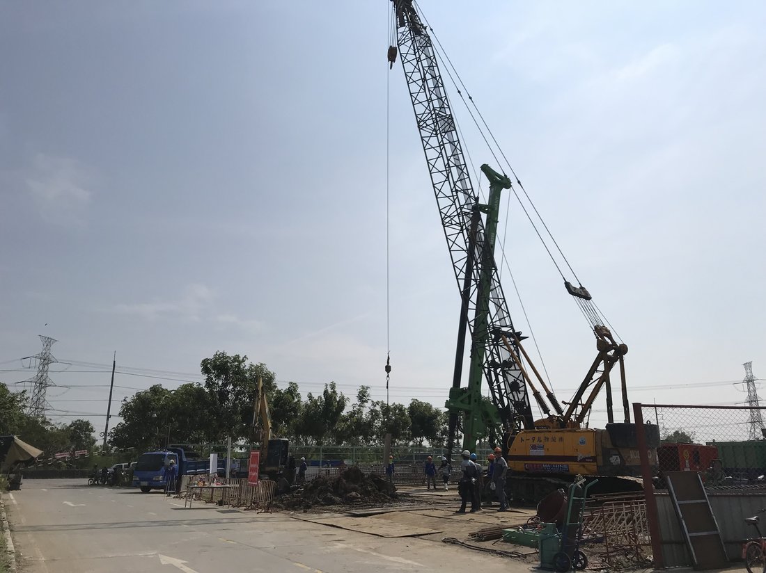 เครนตีนตะขาบ 55 ตัน KOBELCO ของ BIG MACHINE TRADING ทำงานที่หน้างานฐานรากป้าย SYNTEC ร่วมกับทีมเข็มเจาะ