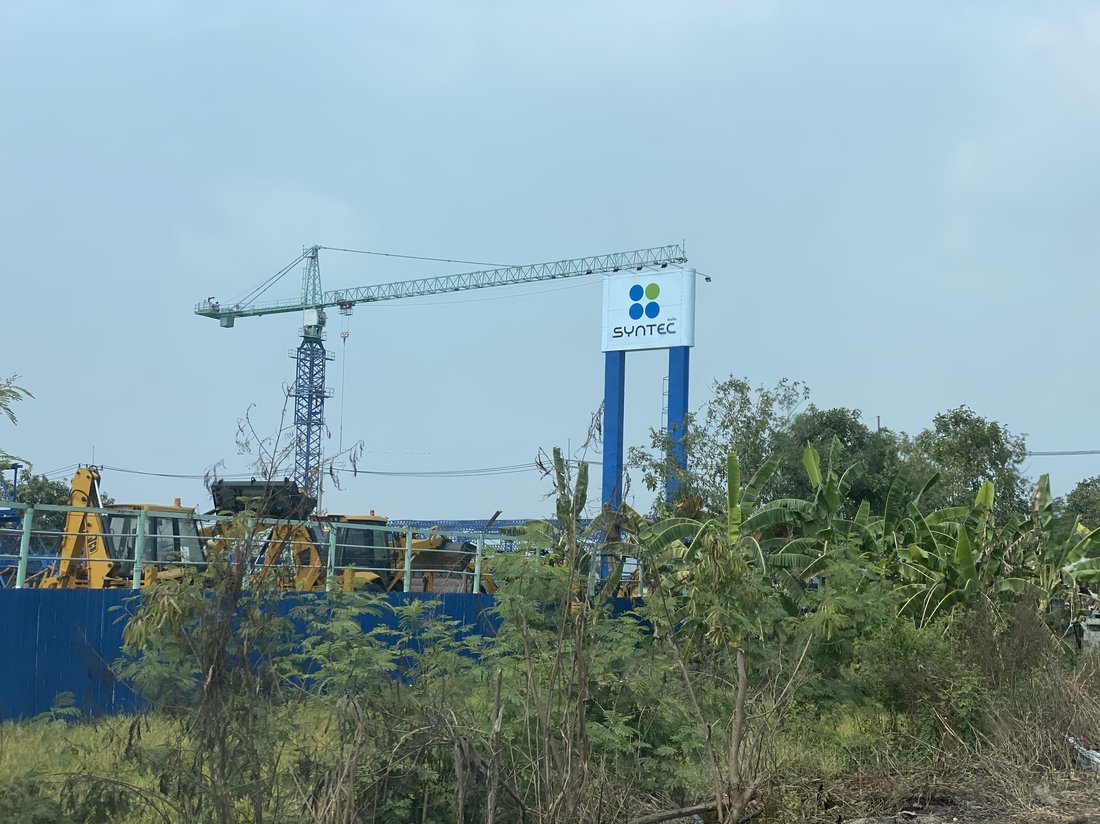 ป้ายบริษัท SYNTEC ที่ติดตั้งแล้วเสร็จ ถนนบางกรวย-ไทรน้อย มองจากด้านนอกรั้วไซต์งาน