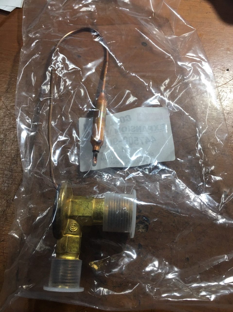 วาล์วตู้แอร์ (Expansion Valve) อะไหล่แท้สำหรับรถเครน TADANO TR250M-6 พร้อมกระเปาะรับความร้อนและท่อทองแดง
