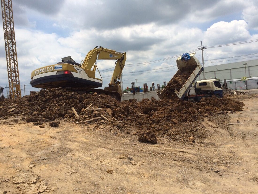 รถแบคโฮ KOBELCO ขนาด 20 ตัน ของ BIG MACHINE TRADING ย้ายดินและจัดการพื้นที่ ข้างรถบรรทุกเทดิน งานสร้างโรงงานเถ้าแก่น้อย อยุธยา