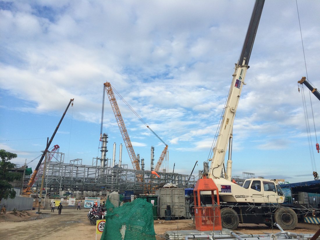 เครนล้อยาง BIG MACHINE TRADING ทำงานเซอร์วิสหน้างานโรงกลั่นไทยออยล์ ท่ามกลางโครงสร้างเหล็กและเครนหลายคัน