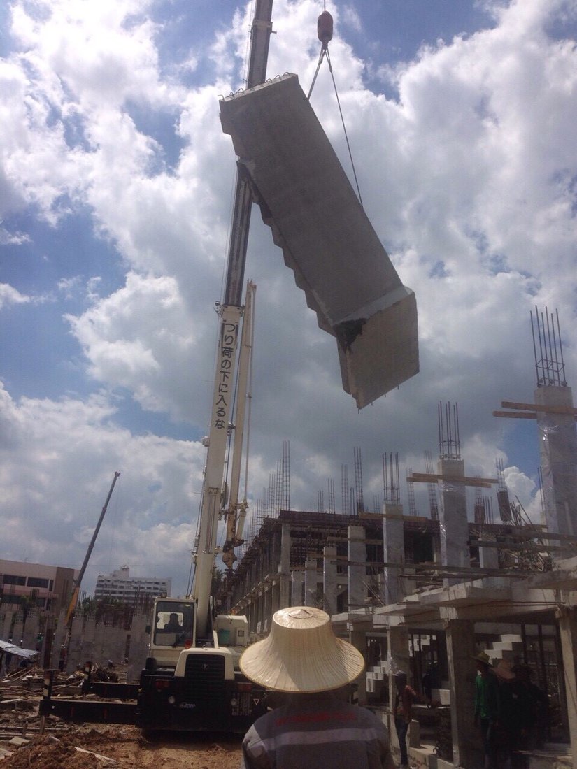 เครนล้อยาง 25 ตัน ของ BIG MACHINE TRADING ยกบันไดคอนกรีตสำเร็จรูปเข้าติดตั้งที่หน้างานโครงการเดอะ มาสเตอร์ สุขุมวิท-อ่อนนุช มีทีมงานเฝ้าดูการยก