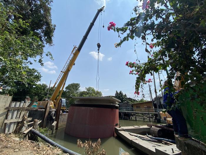 เครนยืนบนโป๊ะเรือ งานริมแม่น้ำเจ้าพระยา