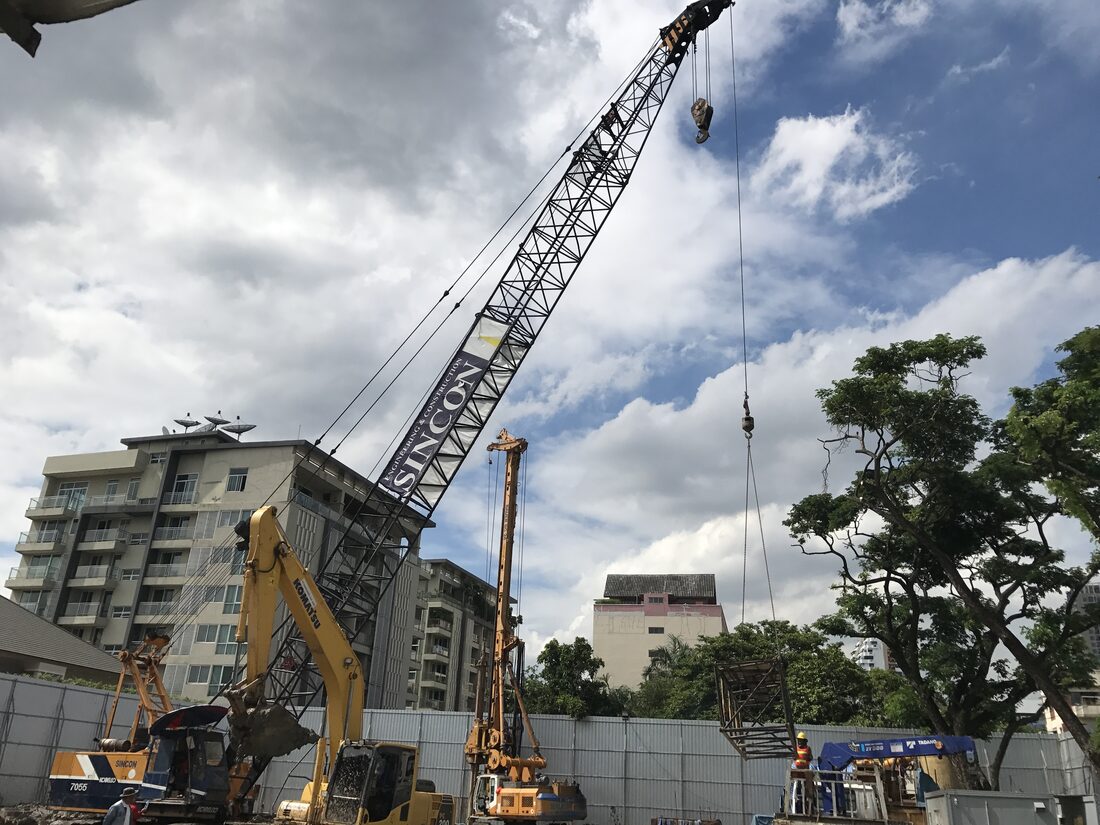 เครนตีนตะขาบ 55 ตัน Kobelco ของ BIG MACHINE TRADING กางบูมสูงทำงานเข็มเจาะที่ไซต์ก่อสร้างเดอะ สกาย ทองหล่อ 25