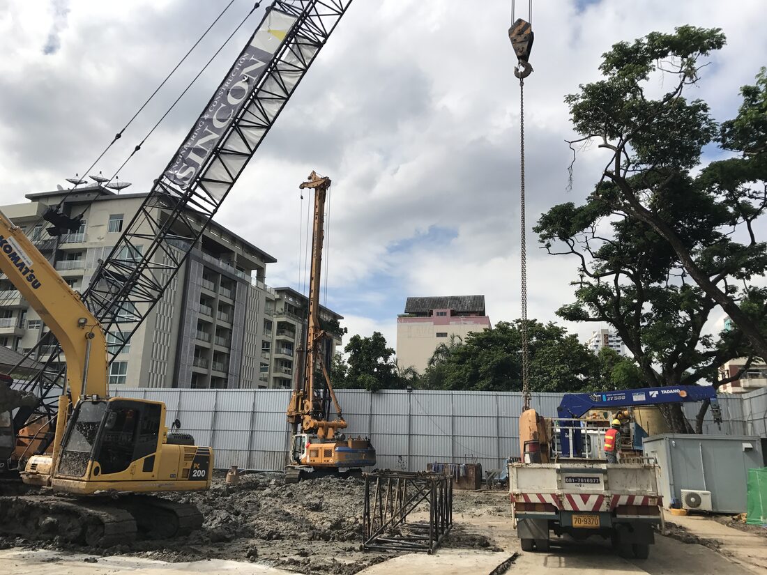 เครนตีนตะขาบ BIG MACHINE TRADING ทำงานร่วมกับรถขุดและหัวเจาะเสาเข็ม ที่ไซต์ก่อสร้างเดอะ สกาย ทองหล่อ 25