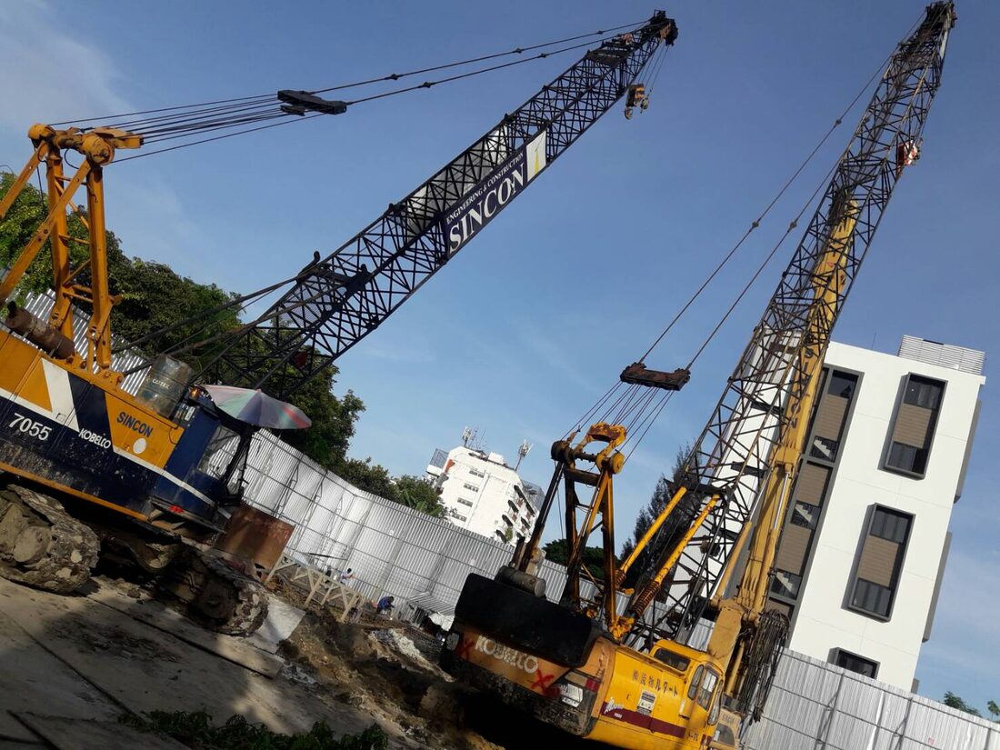 เครนตีนตะขาบ Kobelco สองคันของทีมงาน BIG MACHINE TRADING ทำงานเข็มเจาะพร้อมกันที่ไซต์เดอะ สกาย ทองหล่อ 25