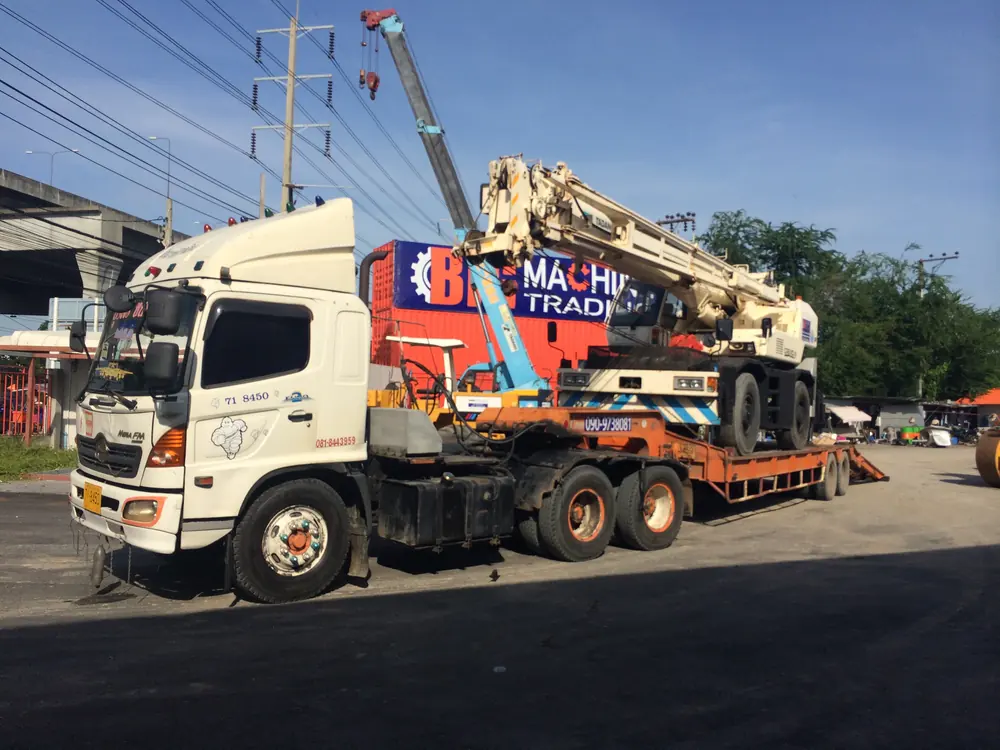 รถบรรทุกขนส่งเครน TADANO ขึ้นเทรลเลอร์หน้าสำนักงาน BIG MACHINE TRADING