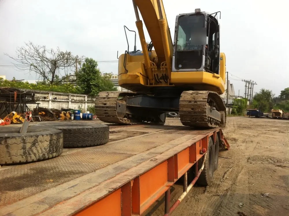 เครนตีนตะขาบ XCMG ขนาด 25 ตัน บนรถเทรลเลอร์ ต้องใช้การวางแผนขนส่งพิเศษ