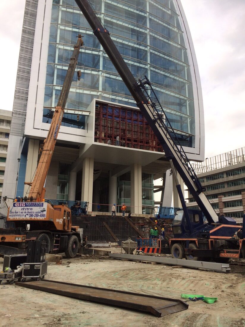 เครนล้อยาง BIG MACHINE TRADING ทำงานที่หน้าอาคารเรียนมหาวิทยาลัยหอการค้าไทย ระหว่างงานติดตั้งจอ LED