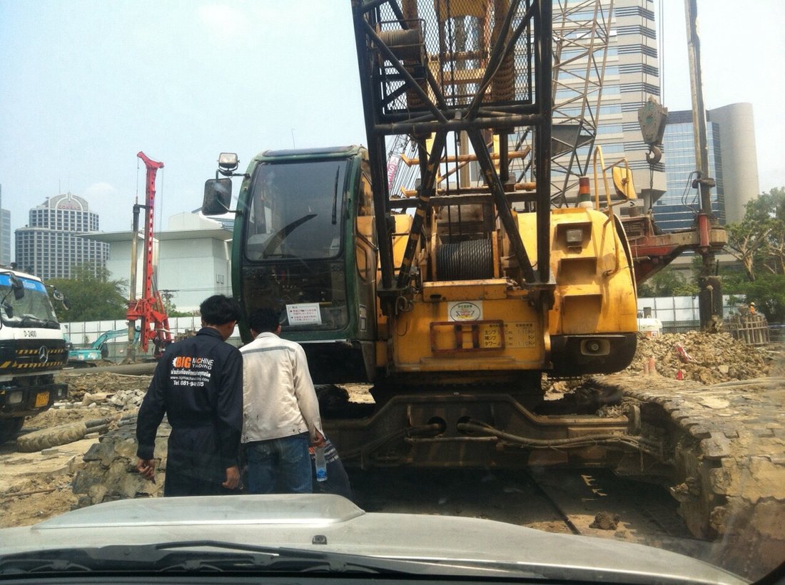 ทีมงาน BIG MACHINE TRADING ตรวจสอบหน้างานที่เครนตีนตะขาบของบริษัท ไซต์ Velaa Sindhorn Village หลังสวน