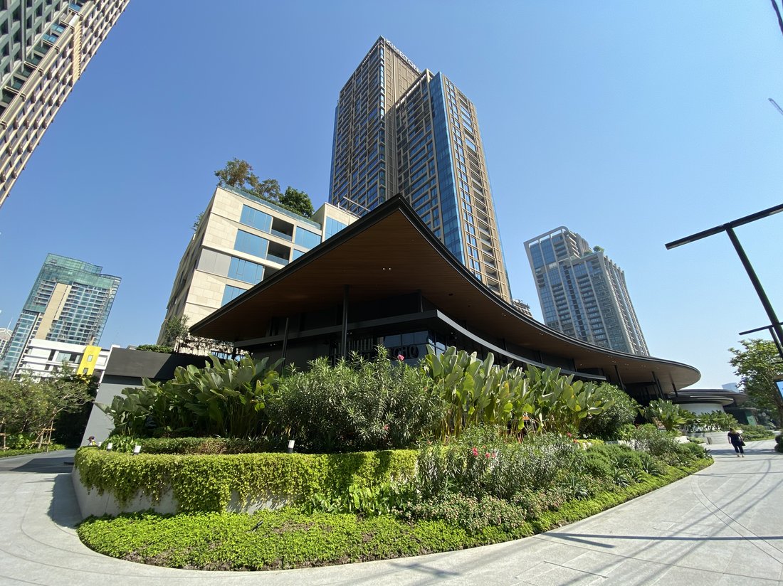 โครงการ Sindhorn Village หลังสวน ที่ก่อสร้างแล้วเสร็จ มองเห็นอาคาร Kimpton Maa-Lai Bangkok