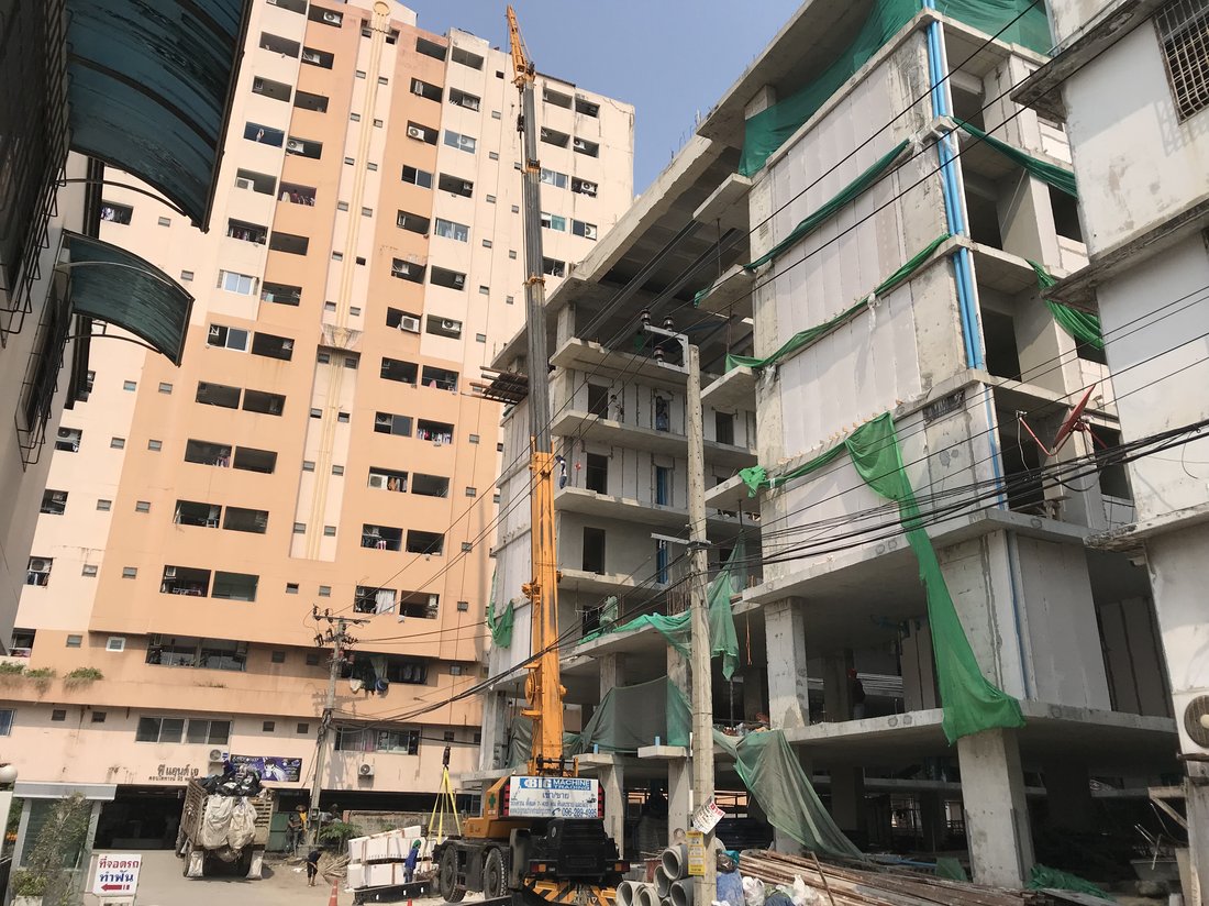 เครนล้อยาง 25 ตัน ของ BIG MACHINE TRADING ทำงานข้างอาคาร VSK RESIDENCE ถนนกิ่งแก้ว ระหว่างก่อสร้าง ท่ามกลางอาคารที่พักอาศัยโดยรอบ