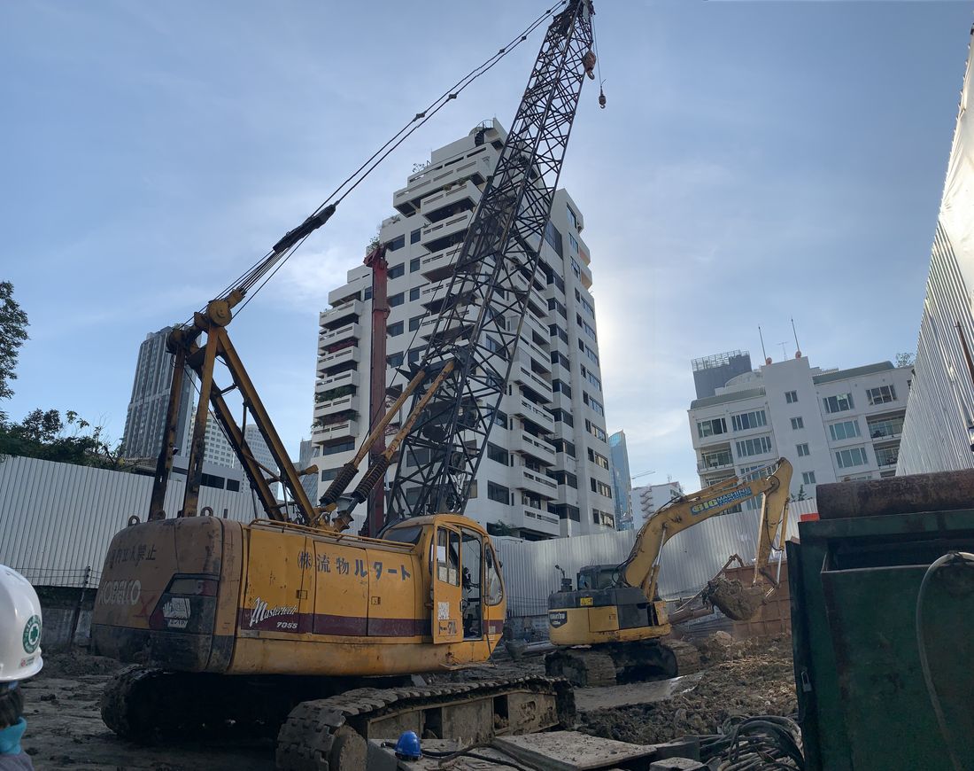 เครนตีนตะขาบ 55 ตัน KOBELCO 7055 ของ BIG MACHINE TRADING ทำงานฐานรากร่วมกับแบคโฮ KOMATSU PC228 ที่ไซต์ Walden Asoke ซอยสุขุมวิท 23
