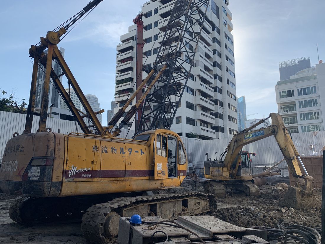 เครนตีนตะขาบ KOBELCO Mastertech 7055 ในไซต์ก่อสร้างคอนโด Walden Asoke ล้อมรอบด้วยอาคารสูง ซอยสุขุมวิท 23
