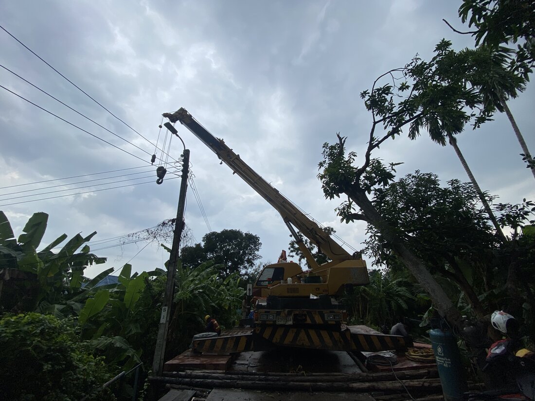 เครนล้อยาง BIG MACHINE TRADING ทำงานที่ไซต์บ่อบำบัดน้ำเสียริมคลอง ฝั่งธนบุรี ตลิ่งชัน-ทวีวัฒนา
