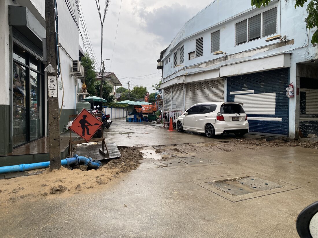 ภาพมุมกว้างของตรอกซอยที่กำลังวางท่อระบายน้ำ ฝั่งธนบุรี แนวคลองตลิ่งชัน-ทวีวัฒนา