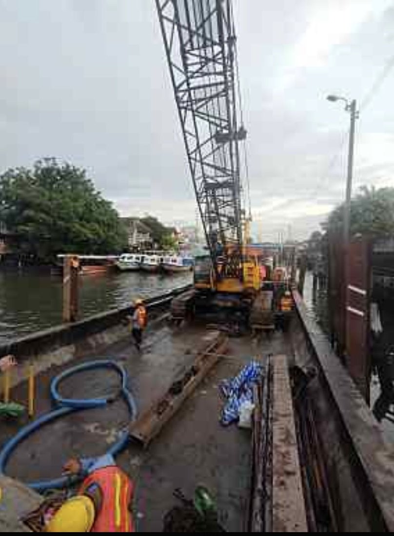 เครนตีนตะขาบ 55 ตัน BIG MACHINE TRADING ทำงานบนแพเหล็กริมแม่น้ำเจ้าพระยา บริเวณวัดหงส์รัตนาราม ฝั่งธนบุรี