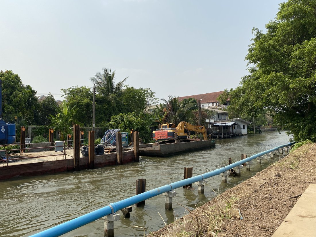 รถขุดทำงานบนแพลอยน้ำริมแม่น้ำเจ้าพระยา ระหว่างงานบ่อบำบัดน้ำเสีย วัดหงส์รัตนาราม