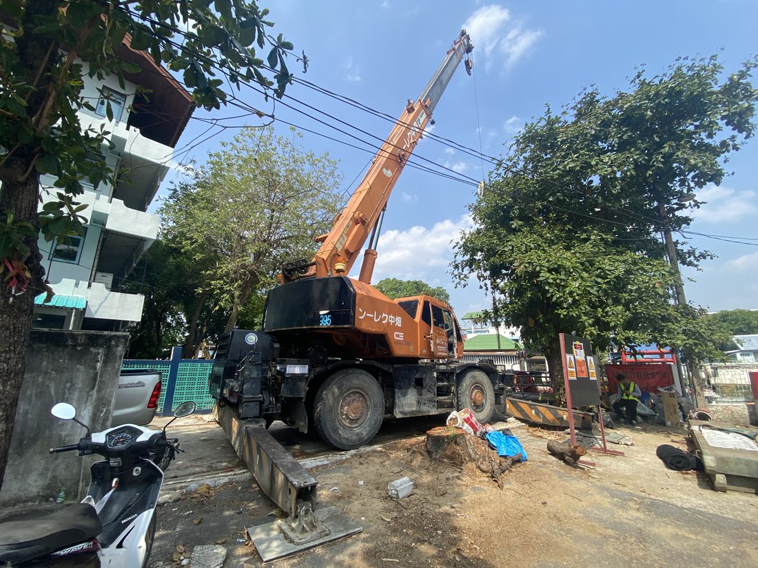 เครนล้อยาง 4 ล้อของ BIG MACHINE TRADING ทำงานบนฝั่ง โครงการบ่อบำบัดน้ำเสีย วัดหงส์รัตนาราม ฝั่งธนบุรี