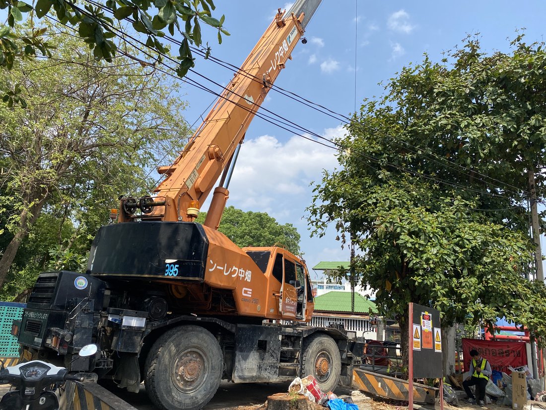 เครนล้อยาง 4 ล้อของ BIG MACHINE TRADING จอดข้างทางระหว่างงานเซอร์วิสโครงการบ่อบำบัดน้ำเสีย วัดหงส์รัตนาราม