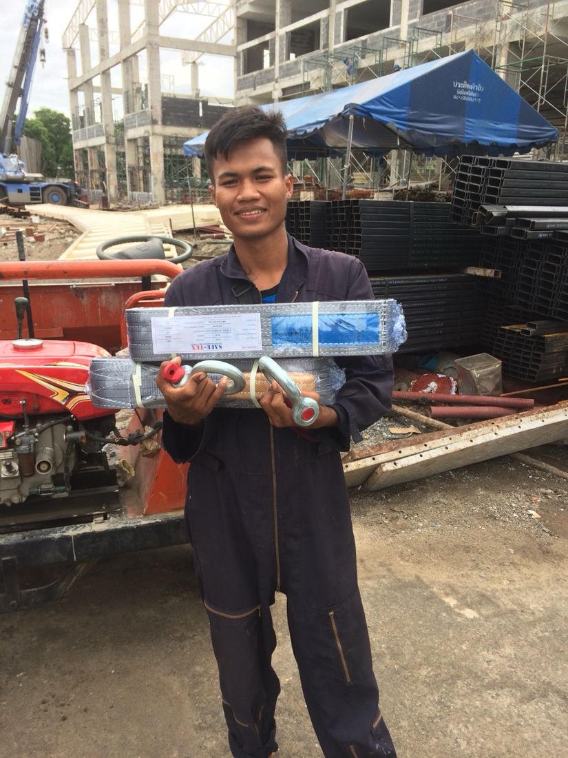 ทีมช่างของ BIG MACHINE TRADING รับมอบสายพานยกของ (Webbing Sling) ชุดใหม่พร้อมสะเก็น