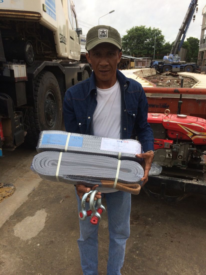 พนักงานควบคุมเครนของ BIG MACHINE TRADING รับมอบสายพานยกของและสะเก็นชุดใหม่ หน้าเครนล้อยาง
