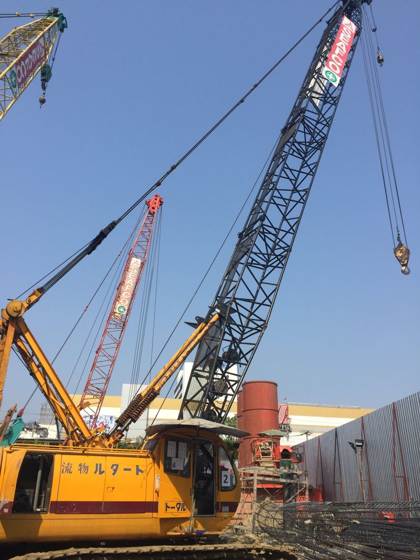 เครนตีนตะขาบ 55 ตันบูมโครงเหล็กของ BIG MACHINE TRADING ข้างปลอกเหล็กเสาเข็มและกรงเหล็กเสริม ไซต์ Whizdom รัชดา-ท่าพระ