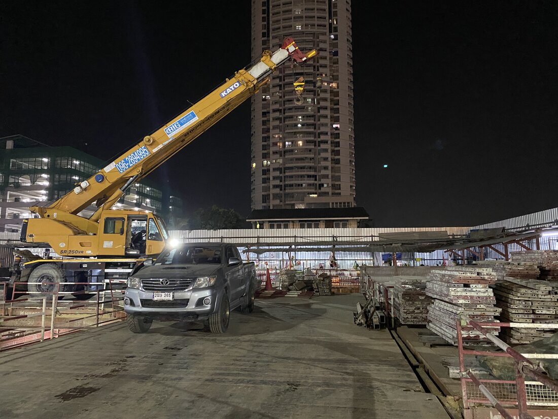 เครนล้อยาง 25 ตัน KATO SR250VR ของ BIG MACHINE TRADING ทำงานกลางคืน ที่ไซต์ก่อสร้างโรงพยาบาลวัฒนเวชช์ อินเตอร์เนชั่นแนล