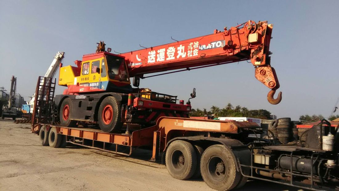 เครนล้อยาง 25 ตัน KATO SR-250 ของ BIG MACHINE TRADING บนรถเทรลเลอร์ เตรียมขนไปงานโรงงานอุตสาหกรรมวิวัฒน์ อยุธยา