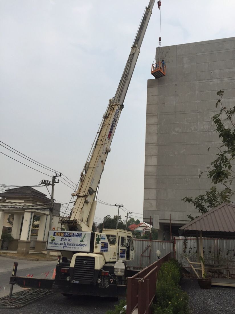 ด้านหน้าเครน KATO SR-250SP ป้าย BIG MACHINE TRADING กางขาช่วยพยุงหน้าอาคารสตูดิโอ Workpoint