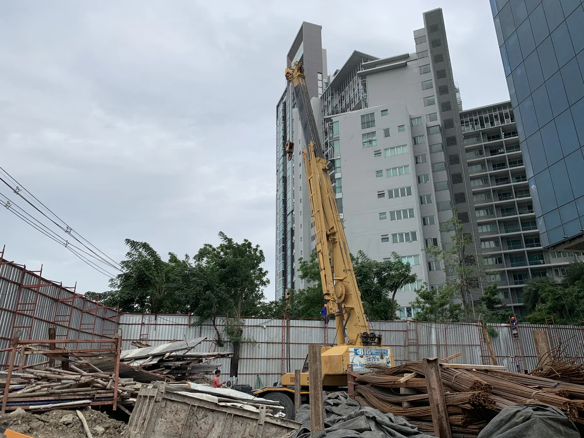 เครน BIG MACHINE TRADING ทำงานหน้าคอนโดสูงในกรุงเทพฯ