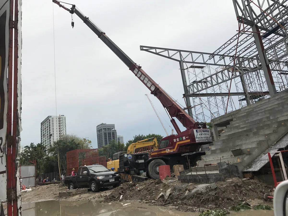 เครน BIG MACHINE TRADING ทำงานหน้างานโคลนในกรุงเทพฯ
