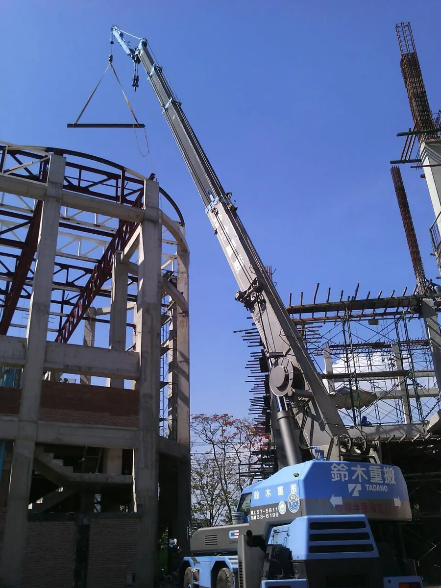 เครน BIG MACHINE TRADING ยกโครงเหล็กหน้างานอาคารสูงในกรุงเทพฯ