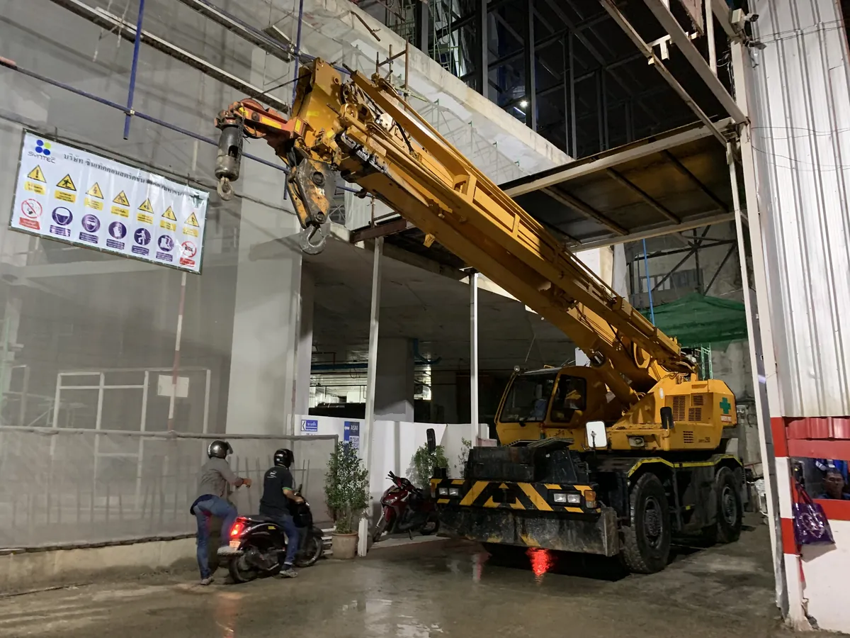 เครน BIG MACHINE TRADING ทำงานยกของกลางคืนในโกดังกรุงเทพฯ