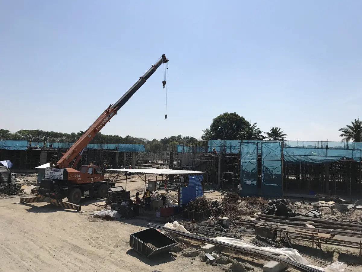 เครน BIG MACHINE TRADING ทำงานที่ไซต์บ้านจัดสรรในสมุทรปราการ