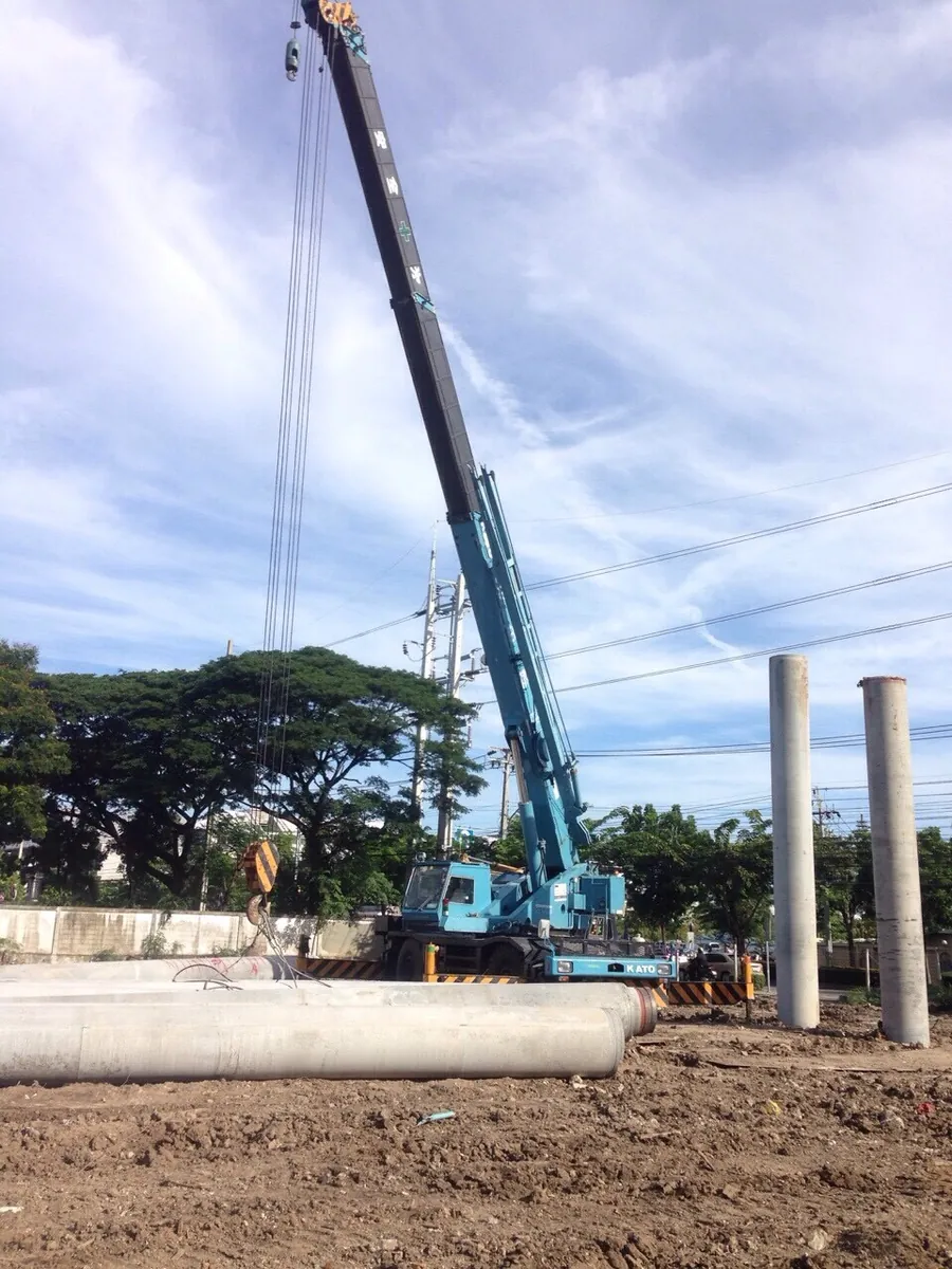 เครน BIG MACHINE TRADING ทำงานยกเสาเข็มคอนกรีตในสมุทรปราการ