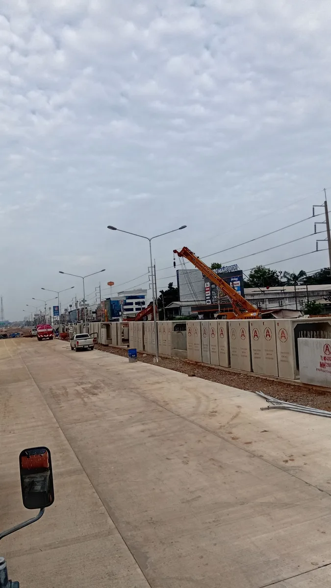 เครนทำงานริมถนนใกล้กำแพงกันดินที่แยกพนมสารคาม ฉะเชิงเทรา
