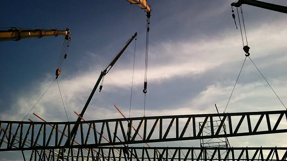 เครน BIG MACHINE TRADING ทำงานที่ไซต์ก่อสร้างพร้อมทีมงานในชลบุรี