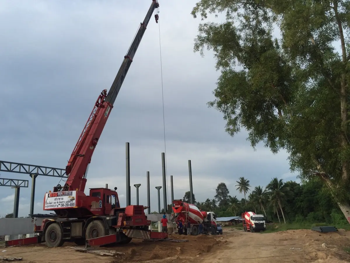 เครน BIG MACHINE TRADING ยกโครงสร้างเหล็กไซต์ก่อสร้างในชลบุรี
