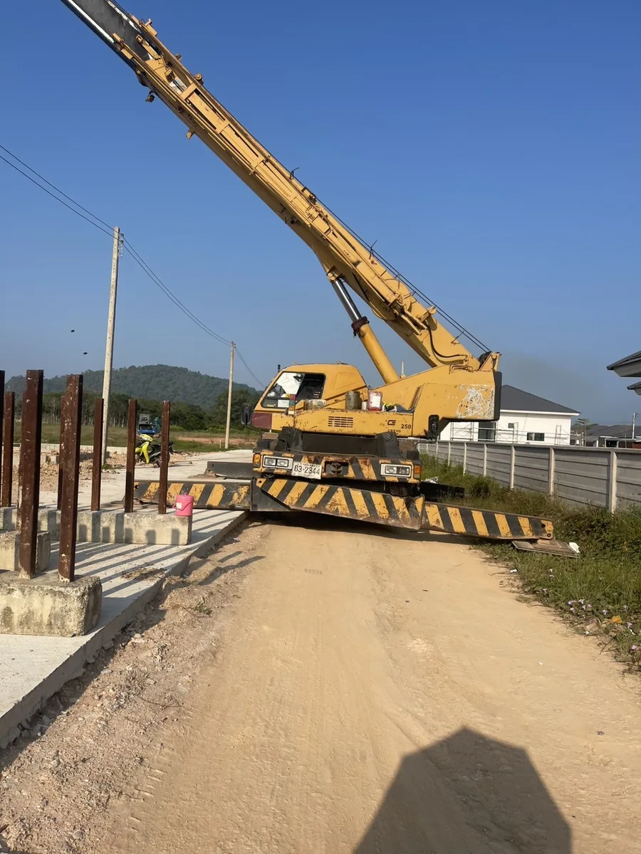 เครน BIG MACHINE TRADING เข้าไซต์งานหมู่บ้านจัดสรรในชุมพร