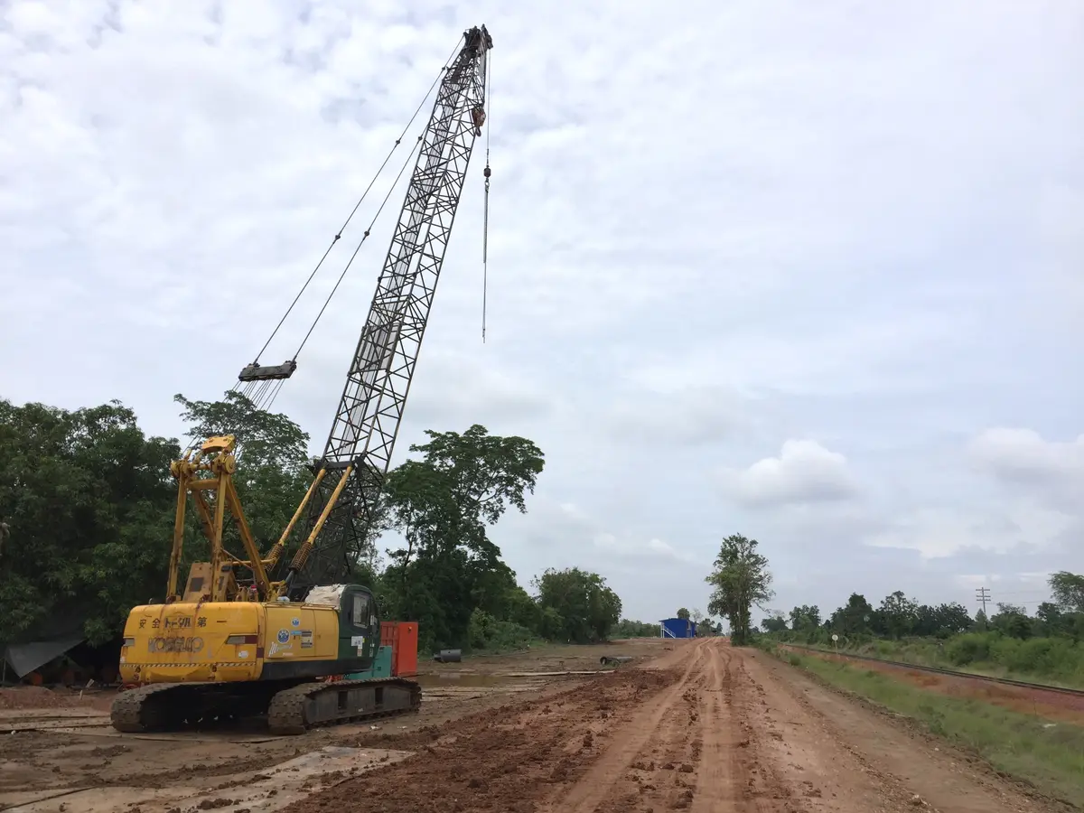 เครนตีนตะขาบ KOBELCO ทำงานที่ไซต์ก่อสร้างทางรถไฟทางคู่ในขอนแก่น