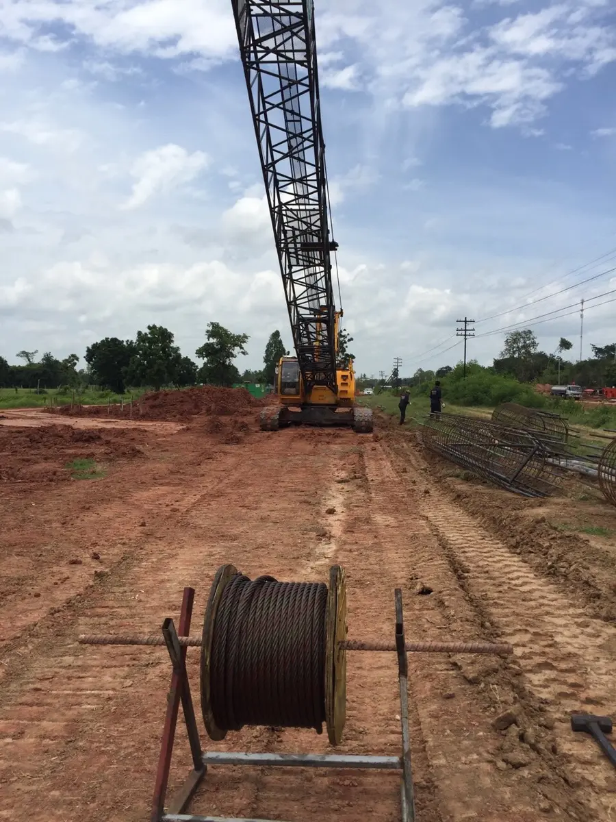 เครนตีนตะขาบเตรียมงานหน้างานก่อสร้างทางรถไฟที่โคราช พร้อมม้วนลวดสลิงหน้างาน