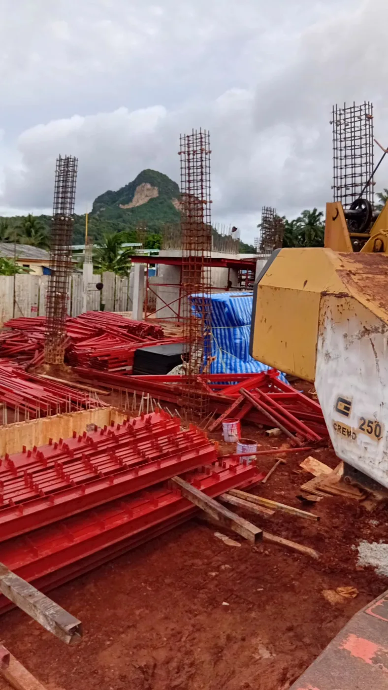 ป้าย Tadano Crevo 250 ของเครน BIG MACHINE TRADING หน้างานกระบี่